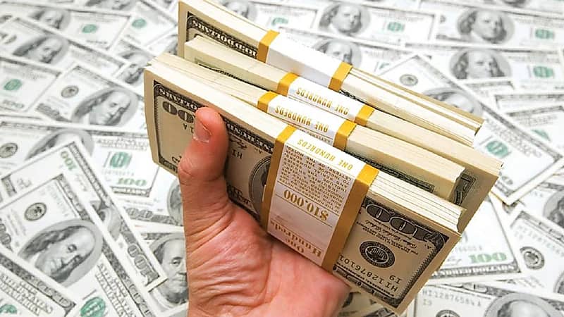 كان مكلفاً بحمايته..حارس مصرف يسرق 180 ألف دولار