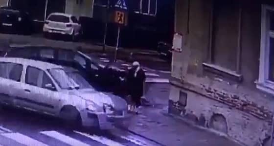 بالفيديو.. لحظات مرعبة لفتاة كانت قاب قوسين من الموت