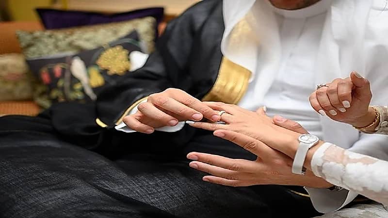 "الخضير" يوضح حكم لمس يد العروس عند تلبيسها دبلة الخطوبة