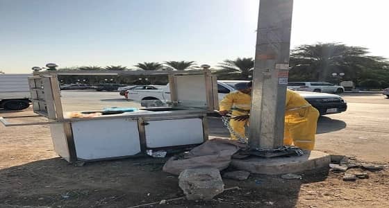 بالصور.. بلدية النسيم تزيل 60 كشكًا مخالفًا لبيع شاي الجمر