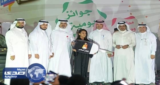 مسن في العقد الثامن من عمره يربح سادس سيارات مهرجان أبها للتسوق