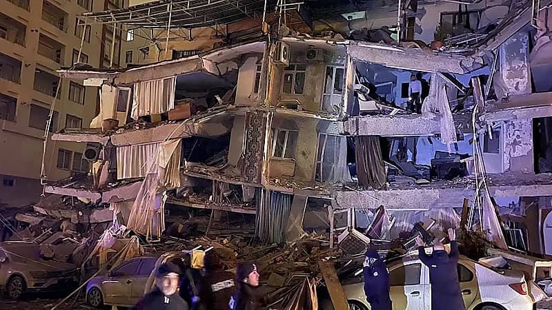 زلزال بقوة 7.4 درجات يضرب جنوب تركيا فجرًا