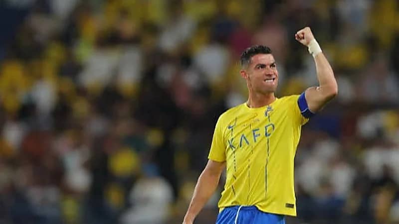 مشجع إيراني يهدي رونالدو تمثالًا يدويًا لمتحفه في ماديرا .. فيديو