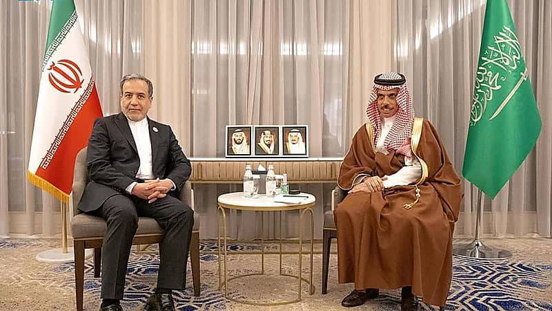 وزير الخارجية يبحث مع نظيره الإيراني العلاقات بين البلدين.. فيديو