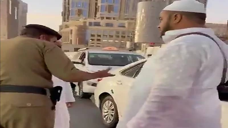 ليش 30 ريالا؟.. موقف نبيل لرجل أمن ساعد معتمرين يخطف القلوب