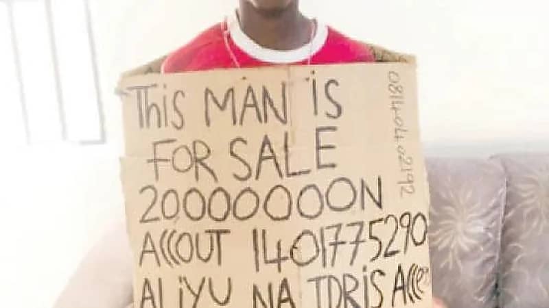 القبض على شاب عرض نفسه للبيع