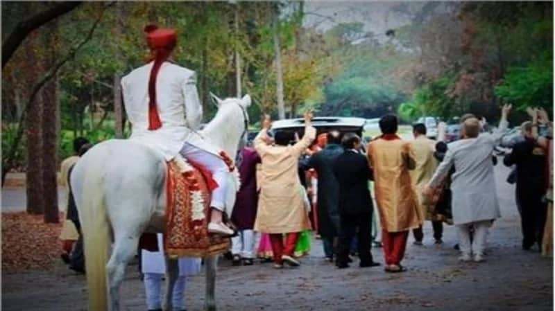 رجال يطالبون بتعويض من صديقهم بسبب زواجه