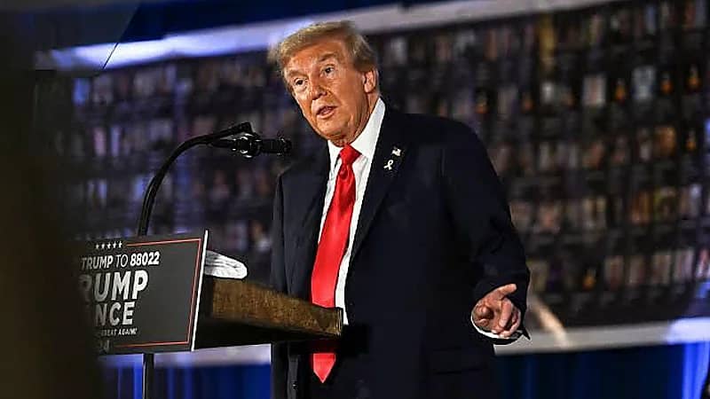 ترامب‬⁩ يوبخ ويطرد مراسل تلفزيوني بعدما سأله عن الطائرة القطرية.. فيديو