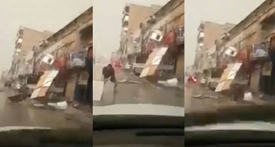 بالفيديو.. الرياح تدمر المحلات وتقتلع برج جوال في بريدة