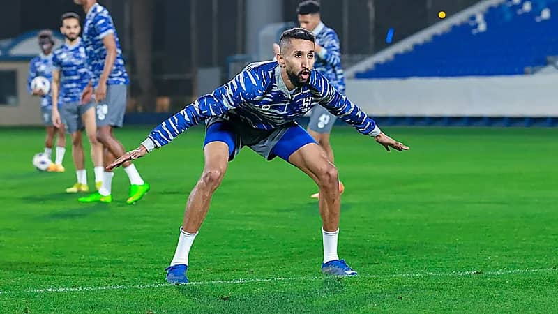 بالفيديو.. لحظه مغادرة سلمان الفرج مع الفريق بالعكاز في اليابان