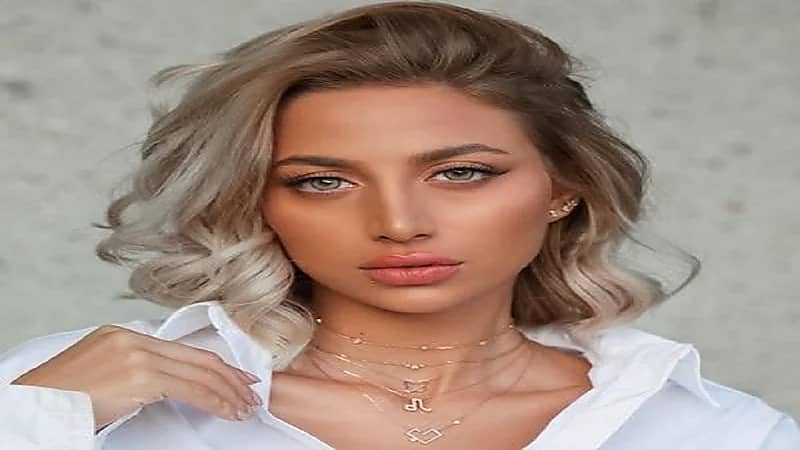 مودل روز بملابس جريئة في "الهالوين"