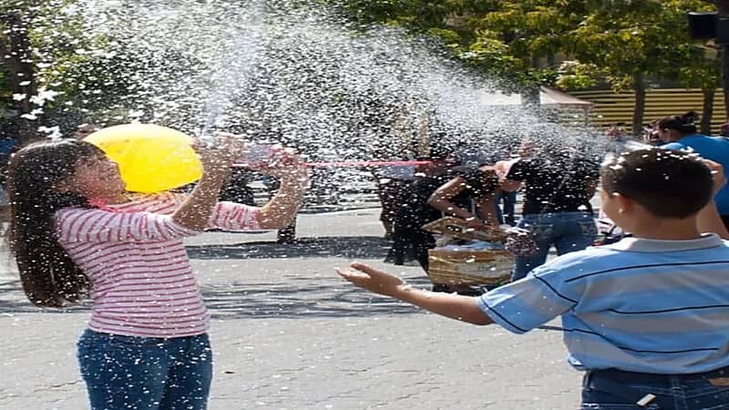 استشاري: البخاخات الثلجية قد تصيب العين بخدش ونتائجها خطيرة(فيديو)