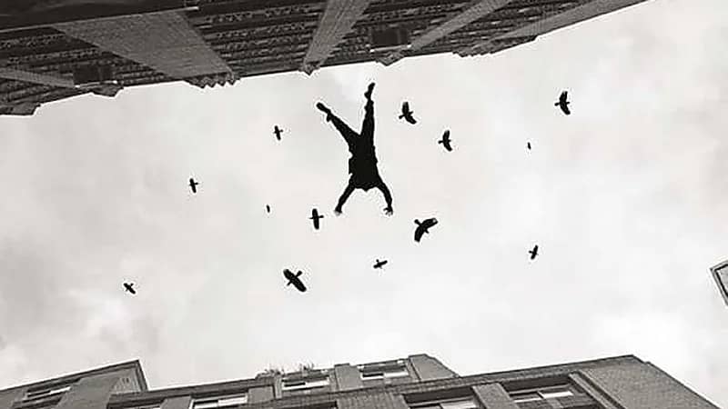 مراهقة مصرية تلقي بنفسها من الطابق الرابع بسبب والدها