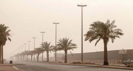 رياح مثيرة للأتربة والغبار تغطي طرق العاصمة المقدسة