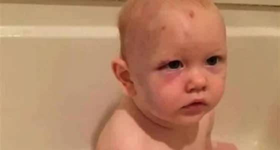 بالصور.. رجل يعتدي على طفله الرضيع يثير الغضب بالفيسبوك