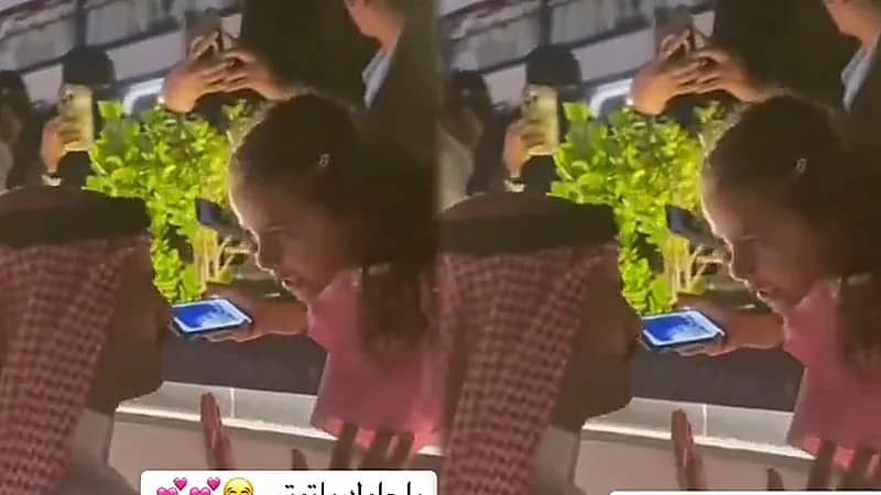 سعود القحطاني يُلبي رغبة طفلة بالتصوير معه في افتتاح ماتش حائل.. فيديو