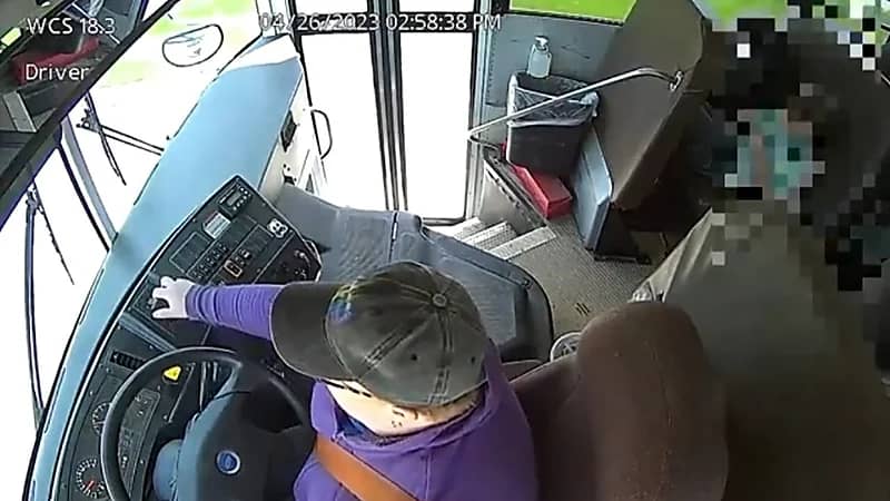 بالفيديو.. لحظة إنقاذ تلميذ لزملائه من حادث مروع بعد فقدان قائدهم لوعيه