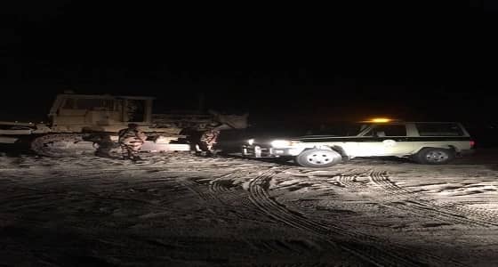 بالصور.. بلدية غرب الدمام تضبط شاحنات لنهل الرمال