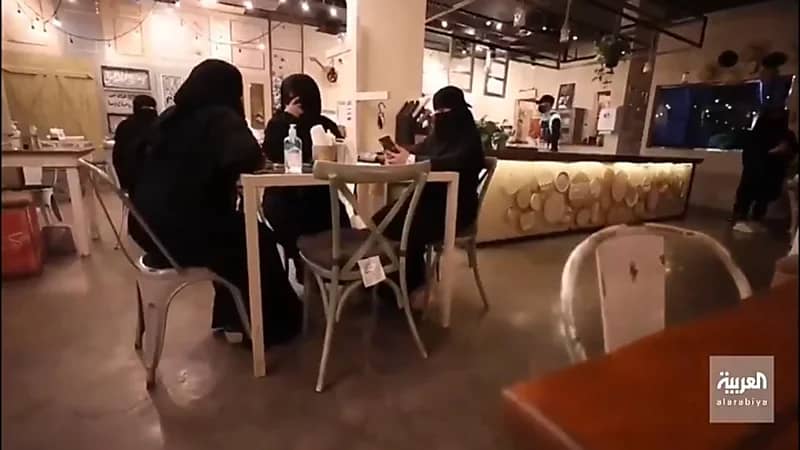 بالفيديو.. ‏3 صديقات يعملن في الصيدلة صباحًا ويُدرن مطعمًا مساءًا في الطائف