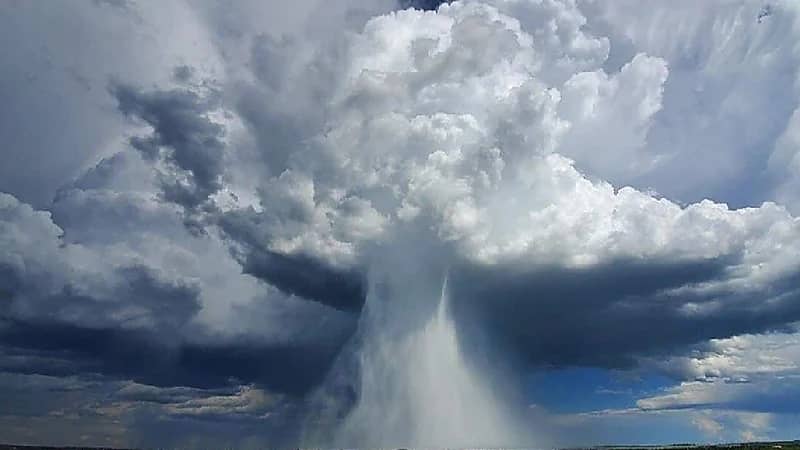 الحصيني: الرياح الهابطة قوية وخطرة على حياة الإنسان.. فيديو