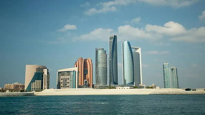 الإمارات تقلل أيام العمل إلى 4 ونصف يوم أسبوعيًا