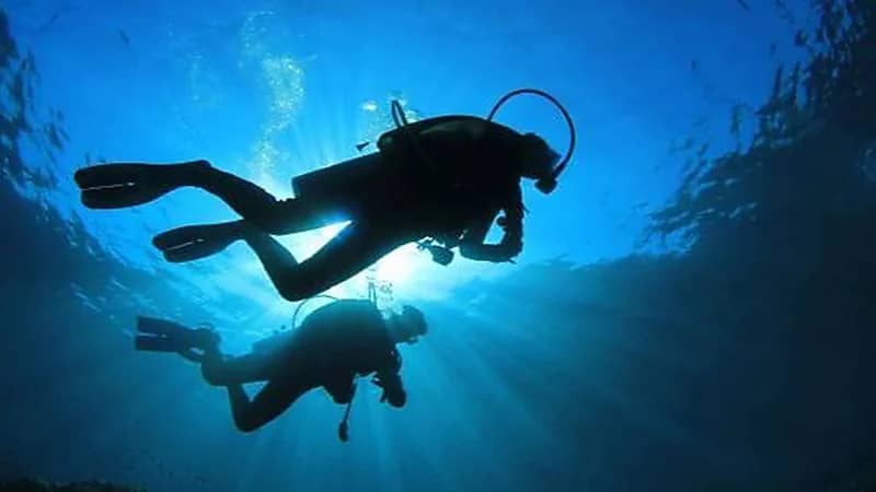 فتاة صينية تتعرض للتحرش تحت الماء