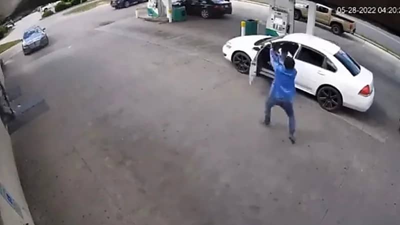 شاهد .. مشهد مؤلم لحرب عصابات واشتباكات بالأسلحة