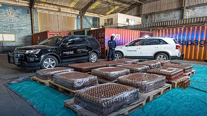 بالفيديو.. "الجمارك" تُحبط محاولة تهريب أكثر من 3 آلاف زجاجة من الخمور بميناء جدة