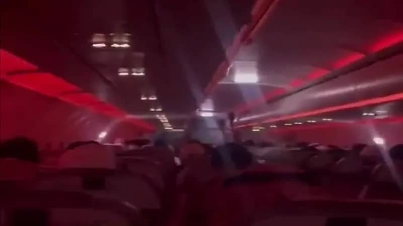 شاهد.. لحظات رعب عاشها ركاب طائرة قادمة من جدة إلى الكويت