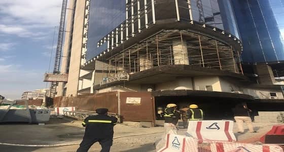 بالصور.. الدفاع المدني يخمد حريقا في مبنى قيد الإنشاء بمكة