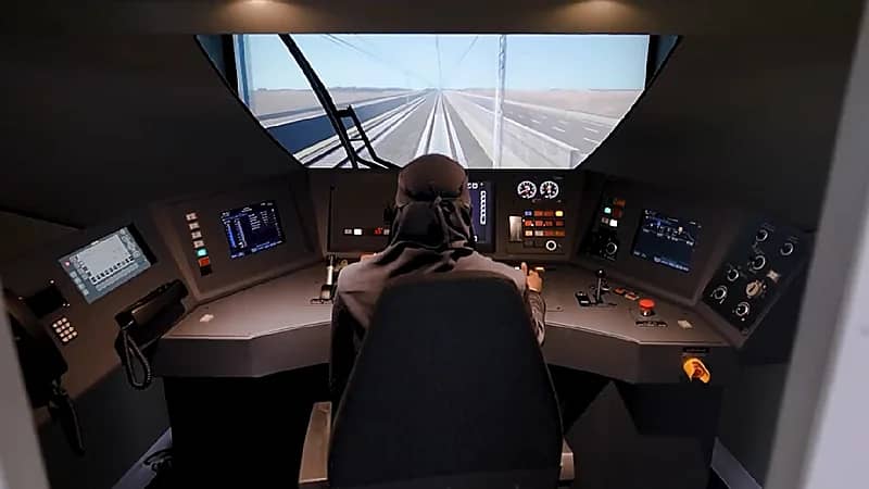 بالفيديو.. فتيات سعوديات يقدن قطار الحرمين السريع لأول مرة