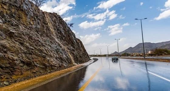 بالصور.. أمطار متوسطة على منطقة الباحة