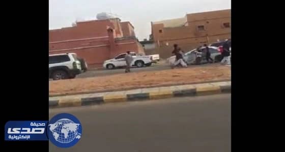 بالفيديو .. رجل أمن يتعرض لاعتداء والمواطنون يثأرون له في طريف