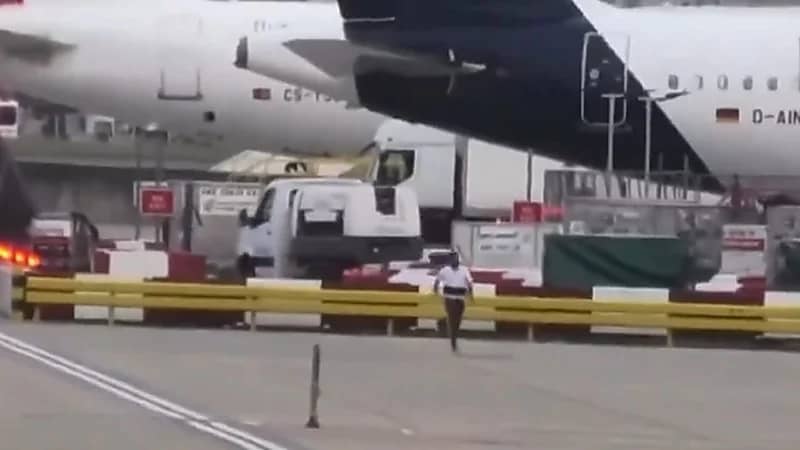 مطاردة داخل أحد أكثر المطارات الأوروبية ازدحامًا بعد محاولة هروب من الترحيل.. فيديو