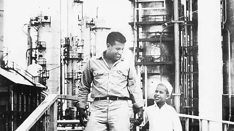 صورة لـ أحد موظفي شركة أرامكو الأوائل وهو يصطحب ابنه إلى مكان عمله