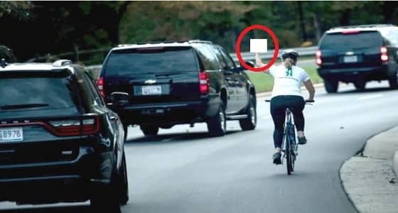 جمع تبرعات للموظفة المقالة بسبب توجيهها " حركة بذيئة " لترامب