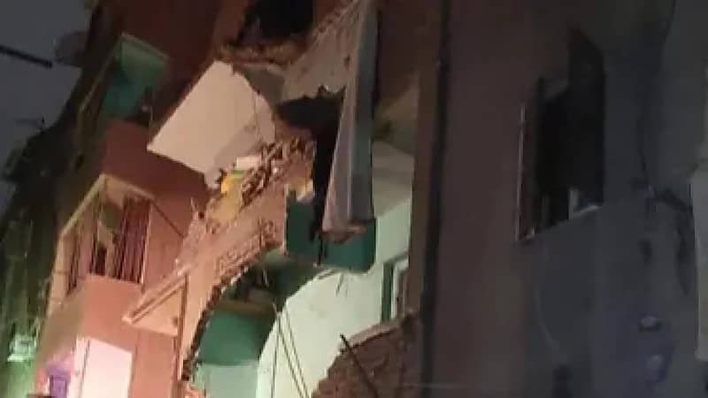 نجاة مسنة من تحت أنقاض عقار "إمبابة"
