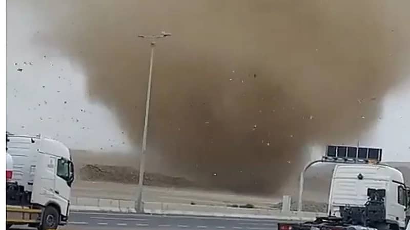 زاوية قريبة للإعصار القمعي الذي ضرب أبها .. فيديو