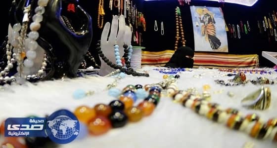 فتاة تحول بذور النباتات لسبح بمهرجان أبها للتسوق