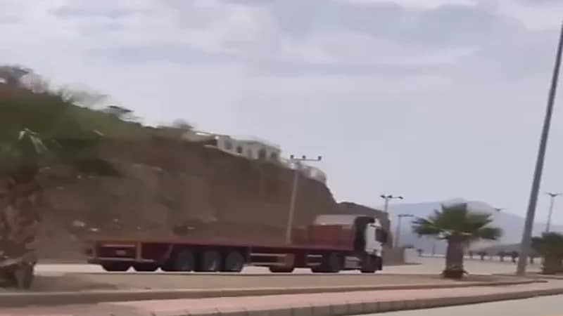 ضبط قائد شاحنة لعكسه اتجاه السير في المخواة