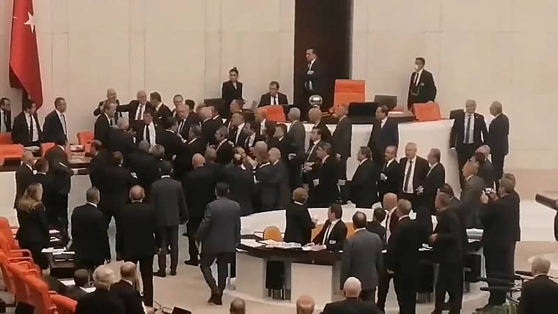 شاهد .. عراك بالأيدي تحت قبة البرلمان التركي