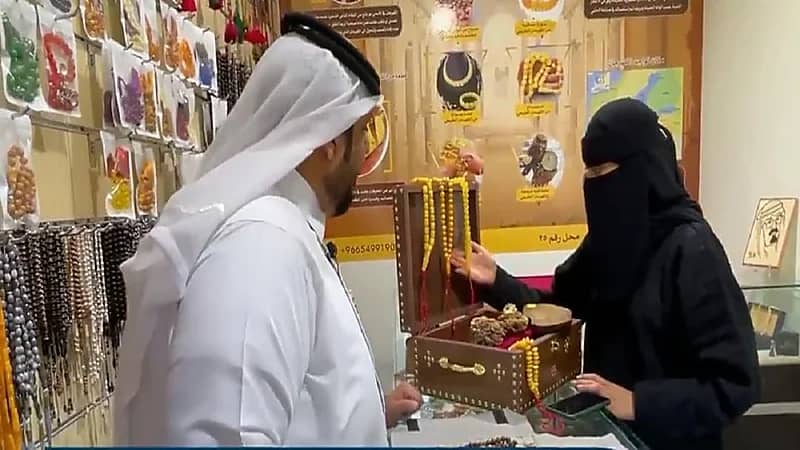 مواطن يستغل جائحة ‎كورونا في تطوير موهبته ويفتتح محلًا لصناعة المسابيح بالأحساء