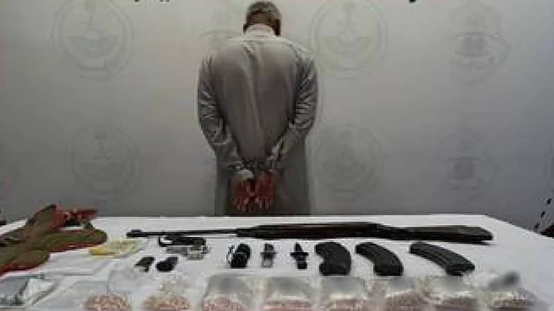 القبض على مروج مواد مخدرة بحوزته أسلحة نارية