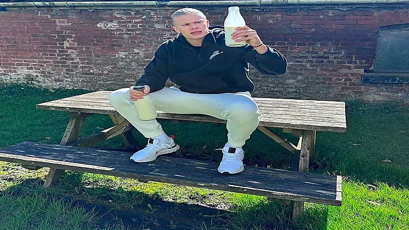 بالصور .. هالاند يكشف عن مشروبه السحري