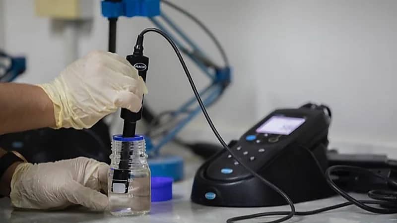 بالصور.. تحليل 60 عينة من مياه زمزم يومياً للتأكد من سلامتها