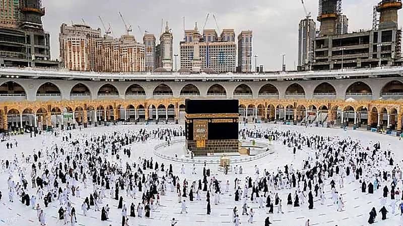 "الحج والعمرة": لا توجد خدمة لحجز مواعيد استلام الحجر الأسود