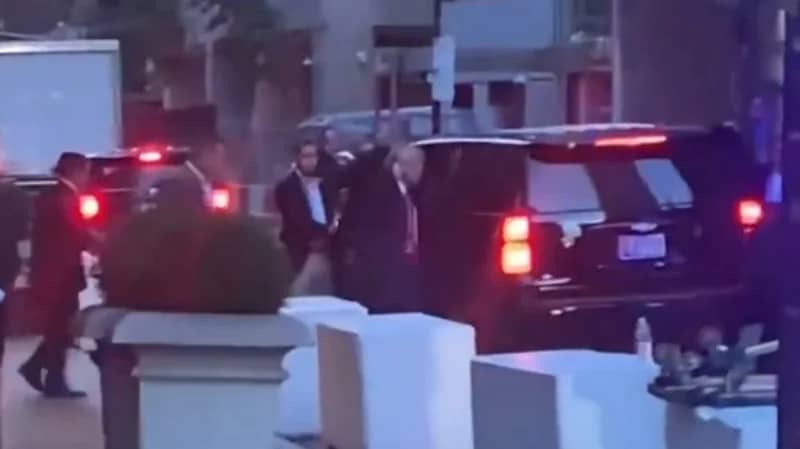 بالفيديو.. "ترامب" يغادر برجه بصمت بعد مداهمته