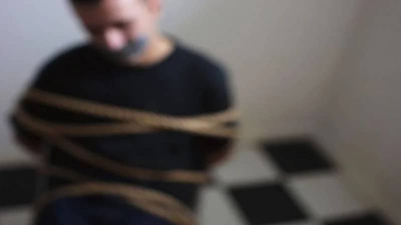 سيدة تستدرج " مشهورًا " وتصوره بملابس نسائية