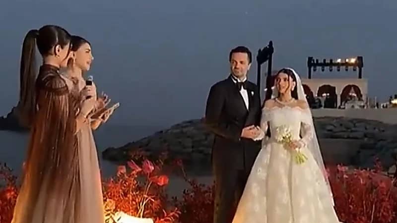 بكاء نارين بيوتي بعد سماع كلمة شقيقتاها في حفل زفافها.. فيديو