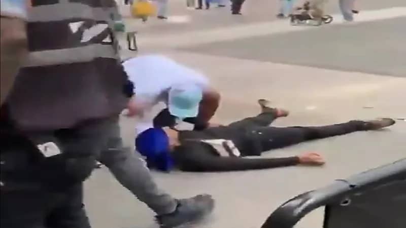 شاهد.. ملاكم سابق يوجه ضربة قاضية لأحد الأشخاص خلال مشاجرة